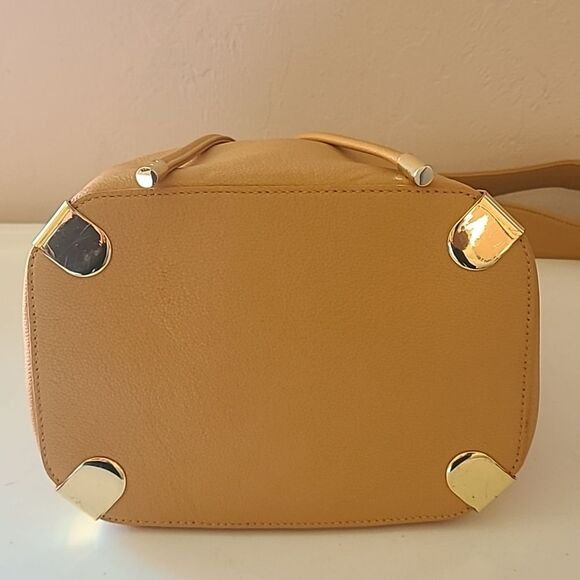 Vince Camuto Drawstring Shoulder Bucket Bag Tan Camel Gold Accents - Picture 8 of 15